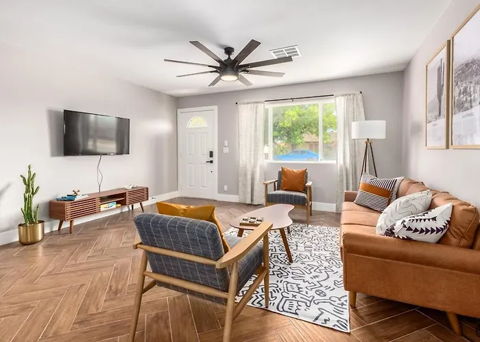Holiday home Eclectic Escape Wpool, Yard Games- Old Town5min *